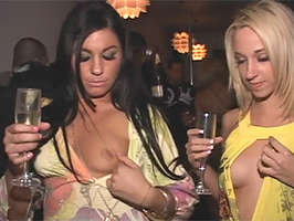 Fiesta VIP termina en sexo y borracheras