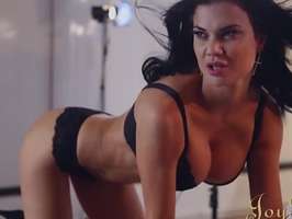 Hermosa morena muy sexi en lenceria