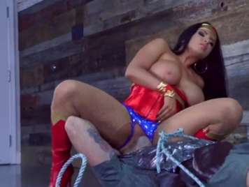 Wonder Woman veut le sexe dur avec un soldat