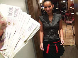 Camarera follando en la parte de atrás del bar por dinero