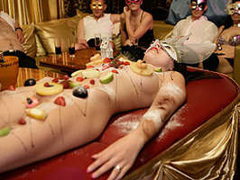 Bacanal de sexo canibal en una fiesta de swingers