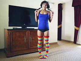 Cachonda jovencita con medias de colores chupandola a su novio