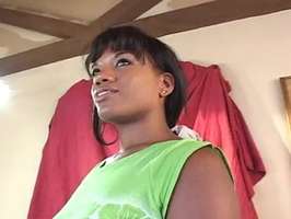 Negra follando por dinero y es bañada en semen