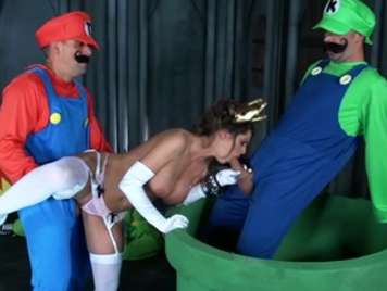 Luigi und Mario versammelt ein Trio mit Prinzessin Pe