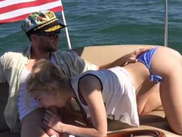 Pubblico, il sesso in mare aperto con una bionda Cachon