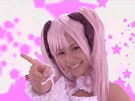 Japonesa cosplay follando y tragando semen que cae por los labios hasta las tetitas