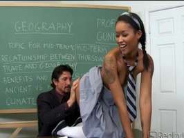 Colegiala morena excita a su profesor y le pide su polla