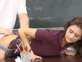 colegiala con faldita es follada por el profe sobre la mesa