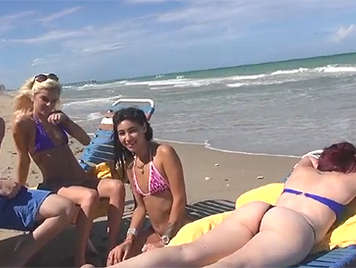 Universitarias en bikini se montan un trio con el amigo