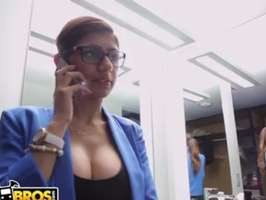 Mia khalifa y sus gafitas seduce a una tranka negra