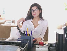 Jovencita y super sexy secretaria seducida por su jefe