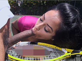 Tetuda follando en el campo de tenis acaba con la cara y las tetas llenas de semen