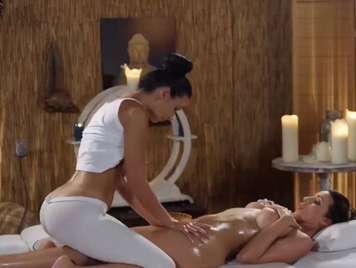 Lesbiche godono di un massaggio erotico xxx
