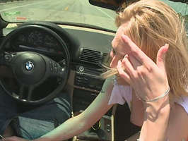 Mamando la polla en el coche a 100 kmh por la autopista