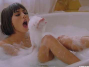 Janice Griffith a scopa lingerie con il marito