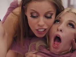 Madre e hija comparten la polla hasta recibir la corrida