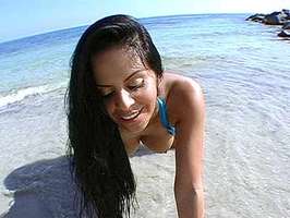 Morena extranjera pillada caliente en la playa