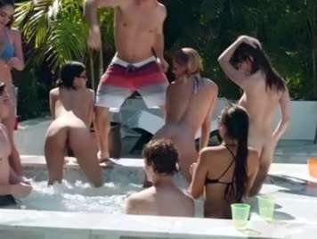 orgie Bikini dans la piscine avec des filles chaudes