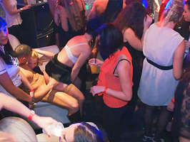 Fiesta de 50 mujeres calientes en una discoteca follando con los camareros