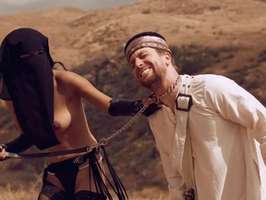 Extremo follando en el desierto con corrida facial