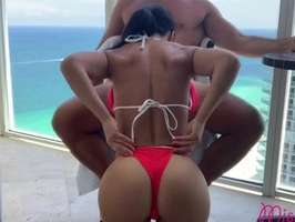 Bikini morena hermosa follando con vista al mar