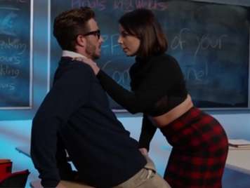 Insegnante seduce uno studente nerd e lo scopa