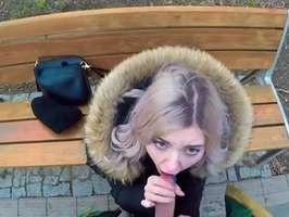 Mamada de un bella rubia en la calle