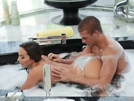Ducha follando con mi chica que tiene un buen trasero