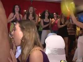 Despedida de solteras termina con buenas mamadas