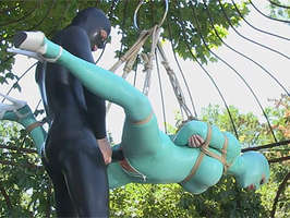 Sexo extremo colgada de una cuerdas vestida de latex follada por su jugoso coño
