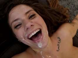 18 años y es toda una perra le encanta la leche caliente