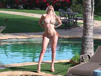 Rubia de tetas naturales en bikini follada en la piscina