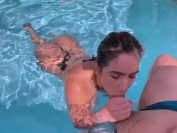 Bikini fille baise gros seins dans la piscine