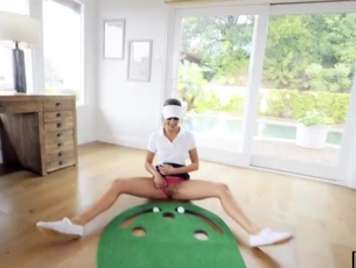 Sportswoman gioca a golf con la figa