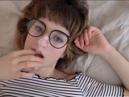 Gafitas de una nerd se llenan de leche