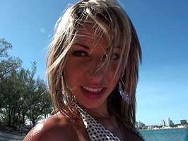 Follando a una latina rubia en bikini de grandes pechos en la playa