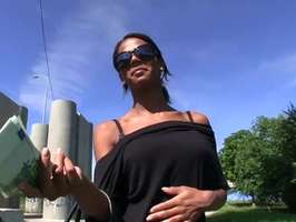 Dinero follando con morena bien caliente en la calle