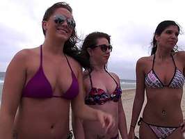 Orgia con tres nenas en bikini pilladas en la playa