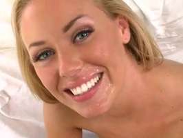 Ojazos de rubia le llenan de leche