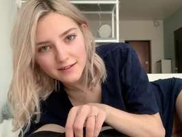 Su novia le hace una buena mamada en su casa