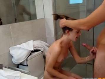 Adolescente española amateur mamando y follando en el baño