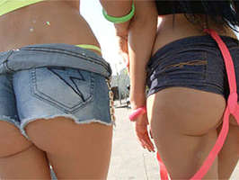 Dos chicas con pantaloncitos