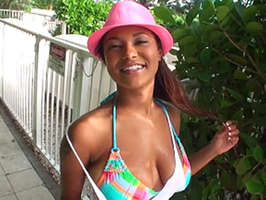 Chica en bikini en una escena interracial