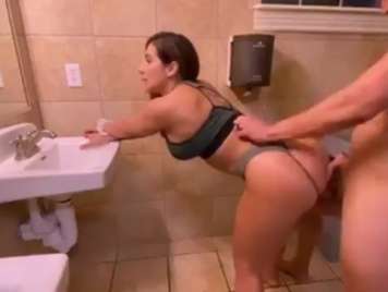 putain assed dans des toilettes publiques