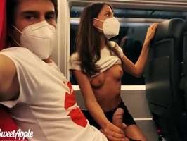 Follando en público en un vagón  de tren
