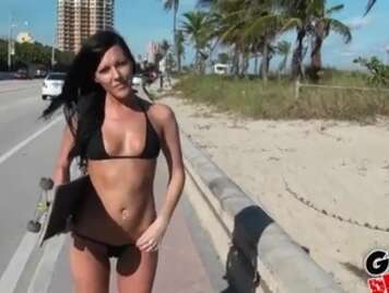 Se folla a jovencita de la playa con bikini