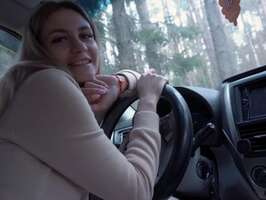 Follando en el coche a su novia rubia