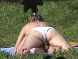 Voyeur grabando a una pareja