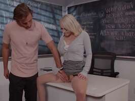 Profesora folla con un compañero de trabajo