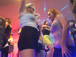 Super orgía con chicas super borrachas en una fiesta